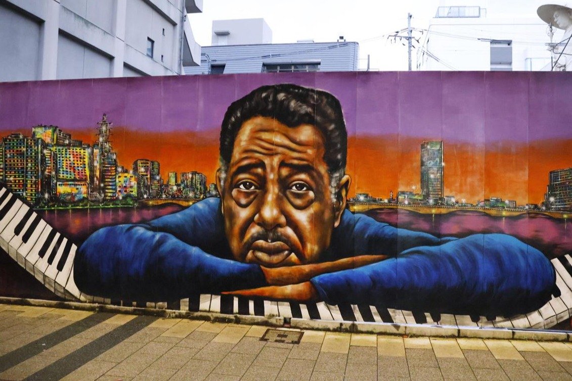 古町の謎の巨大壁画…描かれているのは実はジャズ界の巨匠！デューク