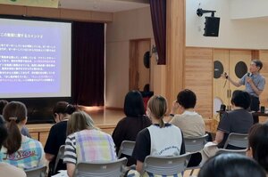 食物アレルギー事故の防止や対応について解説する田中泰樹医師=上越市西本町4
