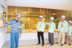 6号機の原子炉建屋で説明を受ける「地域の会」の委員=28日、東京電力柏崎刈羽原発