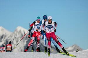 W杯複合男子個人第13戦の後半距離で力走する渡部暁斗(手前)。22位となった=ゼーフェルト(共同)