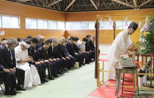 10代の若さで亡くなった少年通信兵の冥福を祈った慰霊祭=13日、五泉市愛宕甲