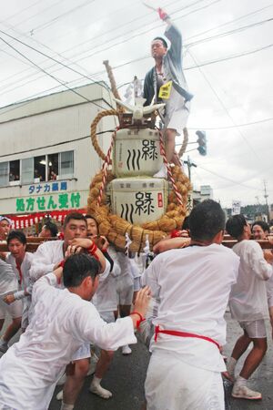 熱気あふれるみこしパレード=魚沼市堀之内