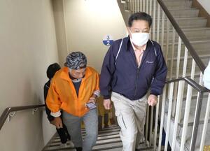 津波想定の訓練で建物の上階に避難する住民ら=11月5日、新潟市東区古川町の山の下まちづくりセンター