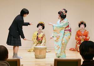 鑑賞会で芸妓とお座敷遊びを楽しむ参加者=3月16日、新潟市中央区水道町1