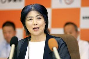 定例記者会見する静岡県伊東市の田久保真紀市長=28日午前、伊東市役所