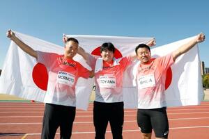 「東京デフリンピック」の男子ハンマー投げで日本勢が表彰台を独占。日の丸を掲げる金メダルの遠山莉生(中央)、銀メダルの森本真敏(左)、銅メダルの石田考正=20日、大井ふ頭中央海浜公園陸上競技場