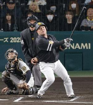 　２回ソフトバンク無死、山川が中越えに先制ソロを放つ。捕手坂本＝甲子園