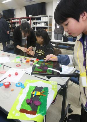 小学生が粘土でアニメを制作したワークショップ＝２３日、新潟市中央区