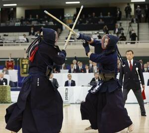 　決勝で国友錬太朗（左）を攻める星子啓太＝日本武道館