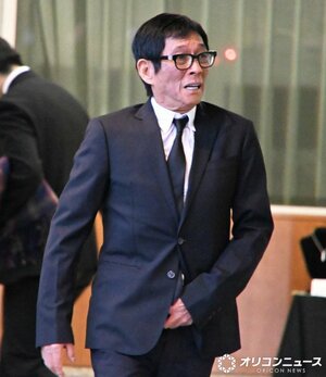 報道陣のカメラに右手を挙げた明石家さんま (C)ORICON NewS inc.