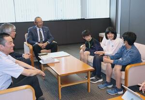 渡辺竜五市長に受賞を報告した行谷小の児童=佐渡市千種