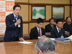 名古屋城天守閣の復元事業を巡り、障害者らで構成する市民団体との会合であいさつする名古屋市の広沢一郎市長=6日午後、名古屋市役所