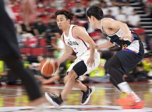 日本-韓国 第3クオーター、攻め込む富樫(左)=有明アリーナ