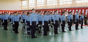 県警察学校を卒業し、新人警察官として歩み始めた初任科生ら=26日、新潟市西区
