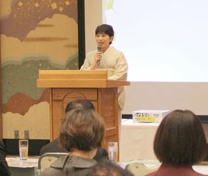 女性みちみらい上越の設立20周年の式典であいさつする野本幸理事長=11月21日、上越市中央1