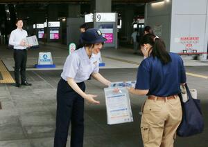 外国人の不法就労防止を呼びかけるチラシを配る東京入管の職員ら＝２３日、新潟市中央区