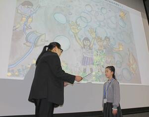 県知事賞の表彰を受ける菊地優那さん＝長岡市千秋４