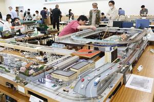 鉄道ファンや親子連れでにぎわった柏崎トレインアトラクション=柏崎市産業文化会館