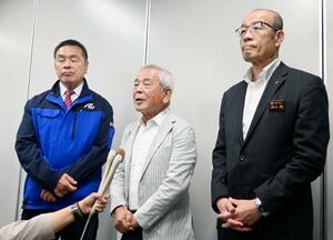 会合後、取材に応じる石川県輪島市の坂口茂市長(右)ら。左は馳浩知事=20日午後、輪島市
