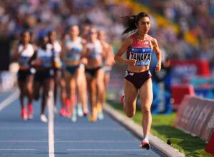 　女子３０００メートル　力走する田中希実（手前）＝ホジュフ（ロイター＝共同）