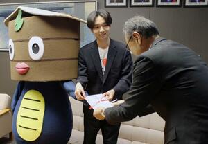 交流イベントの売上金を佐渡市に寄付する、けえさん(中央)とガシマくん=4月18日、佐渡市役所