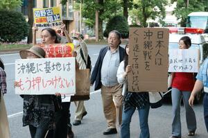 沖縄への米軍基地集中に反対し街頭で思いを訴える参加者=23日、新潟市中央区