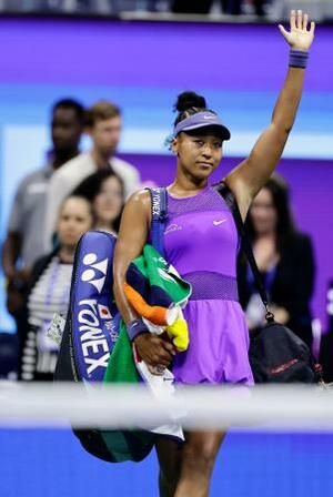 女子シングルス準決勝で敗れ、歓声に応えながらコートを後にする大坂なおみ=ニューヨーク(共同)