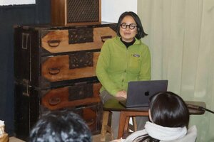 故田部井淳子さんの人柄などについて語る川崎彰子さん＝５日、佐渡市相川上京町