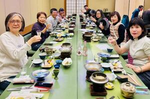 　松山市の道後温泉でくつろぐ台湾からの観光客＝１７日