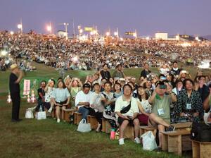 有料観覧席で長岡花火を眺める観客=2024年8月2日、長岡市の信濃川右岸
