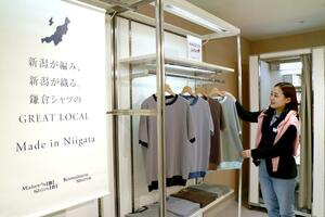 新潟伊勢丹に期間限定で出店した「メーカーズシャツ鎌倉」。新潟県製の商品が多く並ぶ＝８日、新潟市中央区