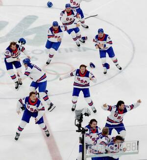 　延長の末、カナダに勝利して金メダルを獲得し、歓喜する米国選手たち＝ミラノ（共同）