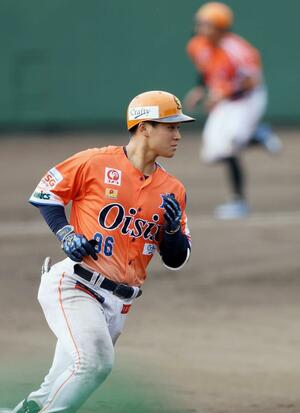 オイシックス－楽天　八回裏１死一、三塁、オイシックスの園部佳太が左適時打を放ち３－０＝長岡市悠久山