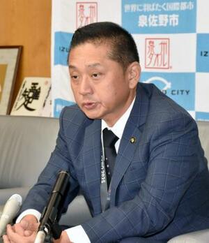相談窓口の設置について説明する、大阪府泉佐野市の千代松大耕市長=26日午後、市役所