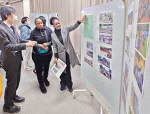 自国の災害や防災対策について説明する上越教育大の留学生=上越市山屋敷町