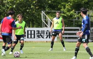練習で汗を流すMFダニーロ・ゴメス(左から3人目)=聖籠町