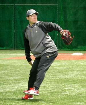 自主トレを公開した広島・栗林=マツダ