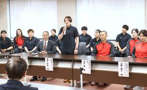 試合に向け、意気込みを語る太陽誘電ソルフィーユの選手たち=29日、上越市役所