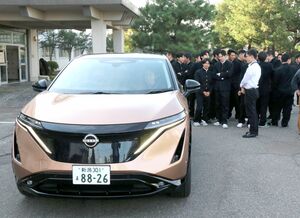 県央工業高校の生徒たちが電気自動車について学んだ特別授業=三条市東本成寺