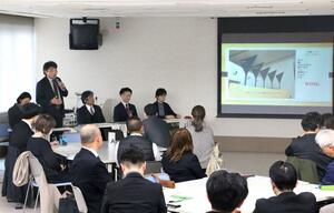 「みつばち」の例会。2月20日の会合では、中核メンバーが視察の報告などを行った=新潟市中央区八千代1の市総合福祉会館