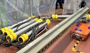 デブリ取り出し装置を押し込むパイプ(左の4本と奥の1本)(東京電力提供)