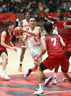 開志国際-東山 第3クオーター、開志国際の平良宗龍が相手ゴールに攻め込む=代々木第二体育館