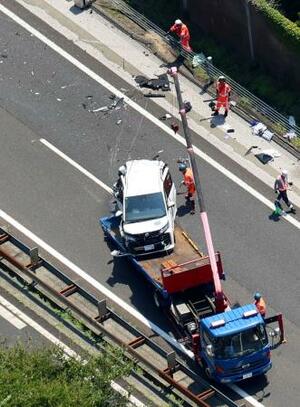 滋賀県長浜市の北陸自動車道下り線で発生した多重事故の現場=3日午後1時19分(共同通信社ヘリから)