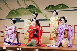 　「京おどり」のパンフレット撮影でポーズをとる舞妓たち＝２４日午前、京都市東山区