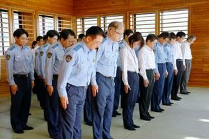 長野県警中野署で黙とうする署員ら=25日午後4時26分