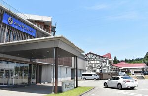 ノブサーズが運営し、経営再建が進むホテルサンローラ(左)とえちご川口温泉(奥)=長岡市川口中山