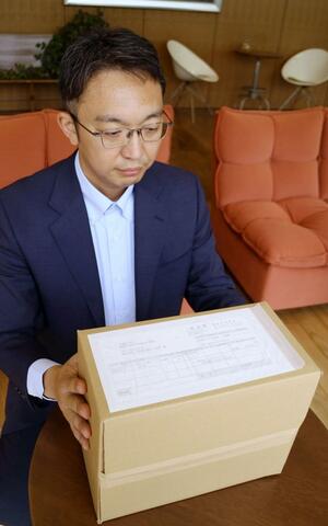 段ボール箱に貼り付けられた吉田印刷所の「エコロジパック」=五泉市