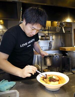 ラーメンを作る麺屋Aishin河渡本店の笠原義貴さん。同業者らと新潟のラーメンをさらに盛り上げようと気持ちを新たにした=2月6日、新潟市東区河渡本町