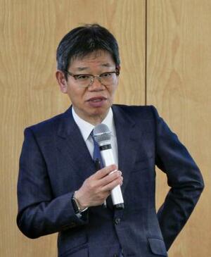 　記者会見するロームの東克己社長＝１２日午後、京都市
