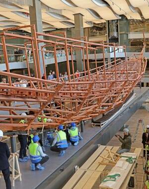 　船底部分に部材が取り付けられた「第２の太陽の船」の骨組み＝２３日、エジプト・ギザ（共同）